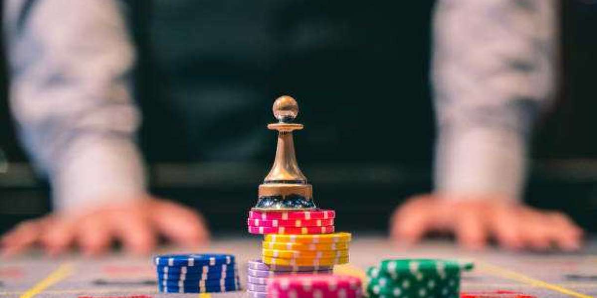 Sosial gaming i nettcasinoer: En utforskning av hvordan fellesskap og interaksjon påvirker spillerne i 2025