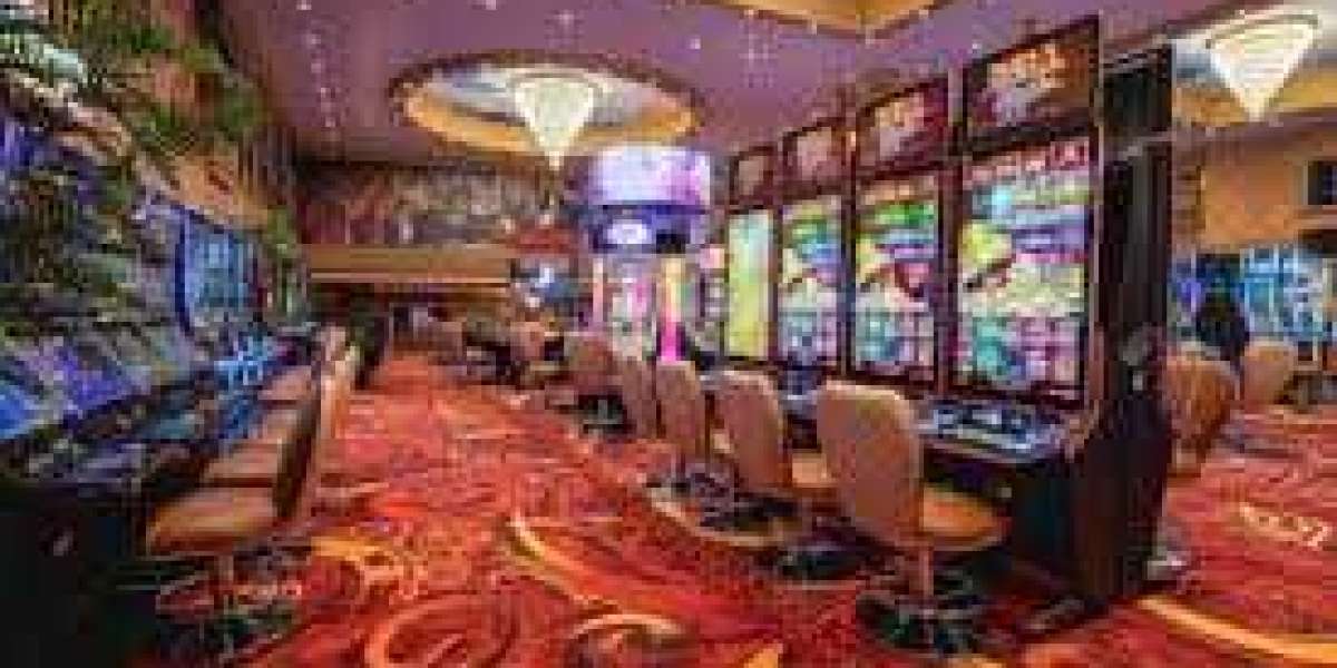 The Best of Both Worlds: Live Casino Gaming
